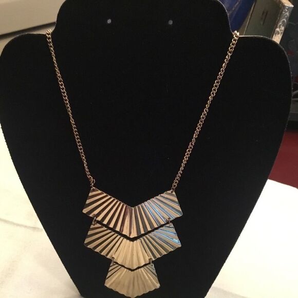 $10 ea or 3/$20 Goldtone Triple Crest Necklace - Picture 1 of 8
